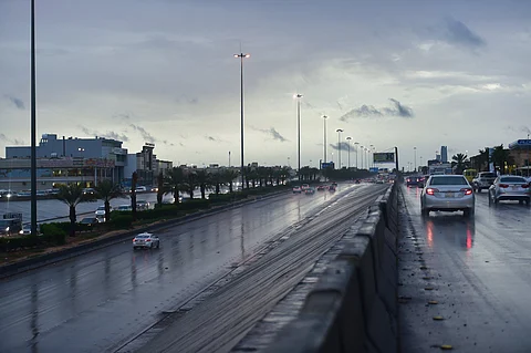 أمطار الرياض تعيد "حاذر" للواجهة.. تطبيق ينبّهك للمسارات الحرجة