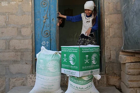 مركز الملك سلمان للإغاثة يوزّع 500 سلة غذائية للنازحين في مأرب