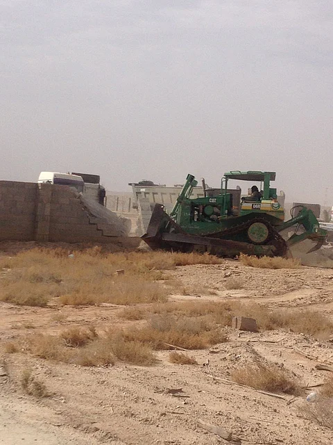 شاهد.. أمانة الرياض تُزيل تعديات على مرفق حكومي وشارع!
