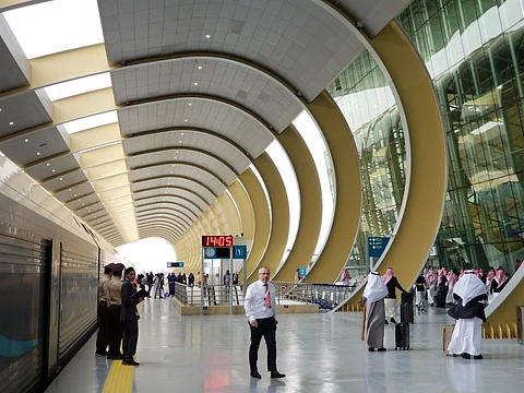بالصور .. قطار "سار" للركاب يحط رحاله للمرة الأولى في حائل