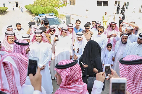فيديو .. "عبدالله بن بندر" بين طالبات "القنفذة": "الصدفة قادتني لزيارتكم .. وسنحل مشكلتكم"