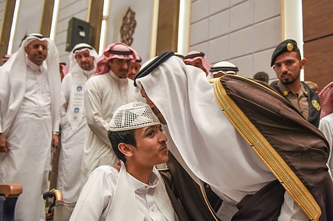 شاهد .. أمير المدينة يقبِّل رأس أحد سفراء الوسطية من ذوي الاحتياجات بجامعة طيبة