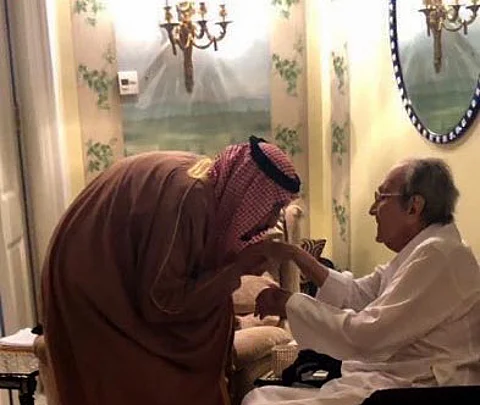 شاهد.. خادم الحرمين يقبِّل يد أخيه في عزاء الأميرة مضاوي