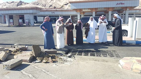 بالفيديو.. بلدية تنومة تفتح عبَّارة أغلقها مسؤول وحوَّلها إلى مدخل لمسكنه