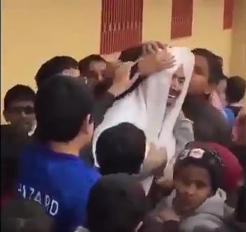 بالفيديو.. طلاب مدرسة بحائل يستقبلون مديرهم المتقاعد بالأحضان والقبلات