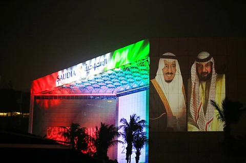 شاهد .. "السعودية" تحتفي بـ"يوم الإمارات" على الأرض وبالأجواء وتهدي ضيوفها بين البلدين أميالاً إضافية