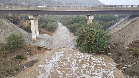 بالصور .. أمطار متوسطة على البشائر تسيل الأودية