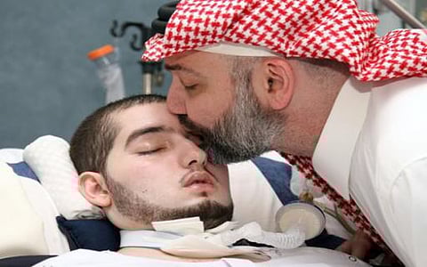 "خالد بن طلال" يكذِّب شائعات وفاة ابنه ويؤكد السيطرة على نزيف رئته