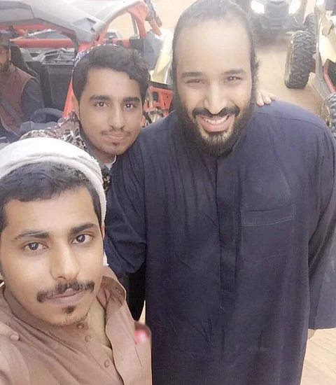 مواطنون: بساطة الصورة لولي العهد مع شباب العلا تُغني عن ألف كلمة