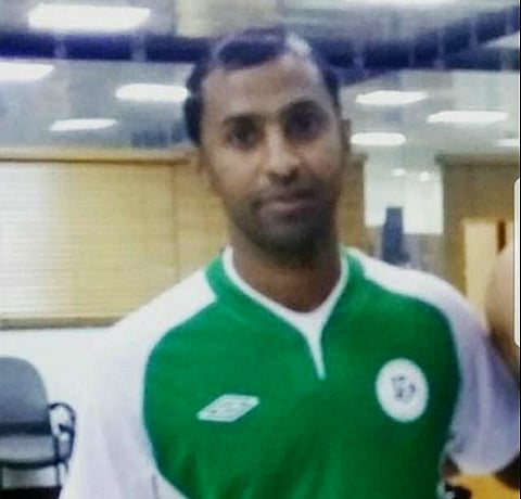 لاعب سابق يناشد المسؤولين: الديون تسببت في إيقاف خدماتي وحرمتني من إضافة ابني