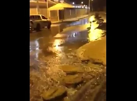 بالفيديو.. مياه الصرف الصحي تحاصر منازل في حي جميع ببيشة