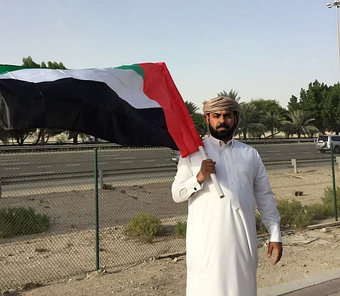 مواطن سعودي يمشي سيرًا على الأقدام لمشاركة الإمارات فرحتهم باليوم الوطني 46