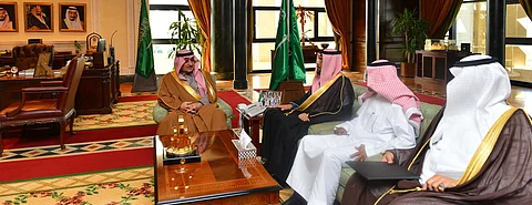 أمير تبوك يستقبل رئيس وأعضاء نادي ضباء الرياضي