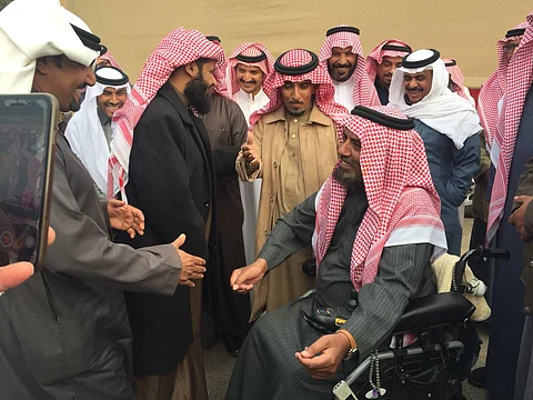 "إنسانيات لا تموت".. منسوبو "فهد الأمنية" يزورون زميلهم المقيم في التأهيل 27 عاماً