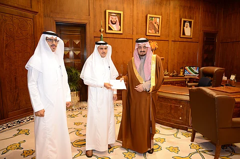 أمير عسير يتسلم دعمًا ماليًّا لقرية عسير بالجنادرية