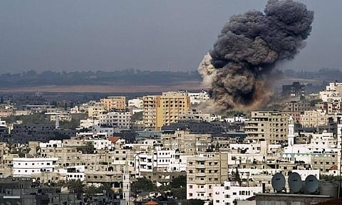 انتشال جثماني شهيدين فلسطينيين في قصف على غزة