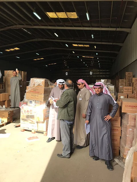 المدينة.. مداهمة مستودع شركة شهيرة يحوي مواد منتهية الصلاحية