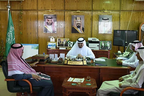 "آل حمدي" يطلع على برامج شؤون المعلمين بتعليم عسير