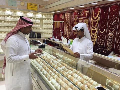 رصد 41 مخالفة لقرار توطين محلات الذهب والمجوهرات بمكة