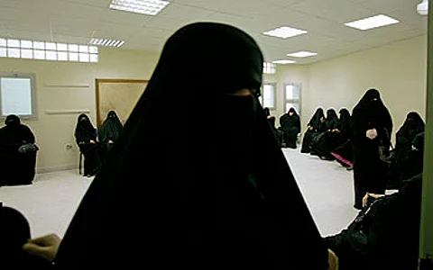المرأة والقضاء.. الخلاف الفقهي يمنعها وقاضيات نجحن في مجتمعات عربية وإسلامية