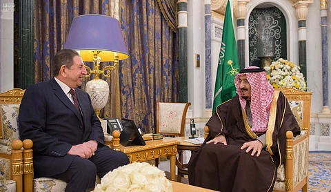 خادم الحرمين يستقبل سفير العراق المغادر لبلاده
