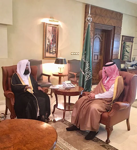 "محافظ جدة" يطلع على "التقرير السنوي لإنجازات الهيئة بحج 1438هـ"