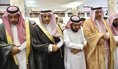 وكيل إمارة جازان يؤدي صلاة الميت على الشهيد "اليتيمي "
