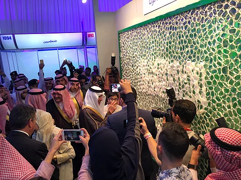 فنان أمريكي يصنع لوحة للسلام ويهديها للملك سلمان