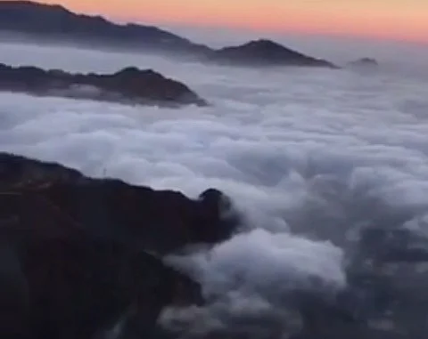 شاهد.. مواطن يوثق بعدسته منظر السُّحب وهي تغطي جبال الهدا