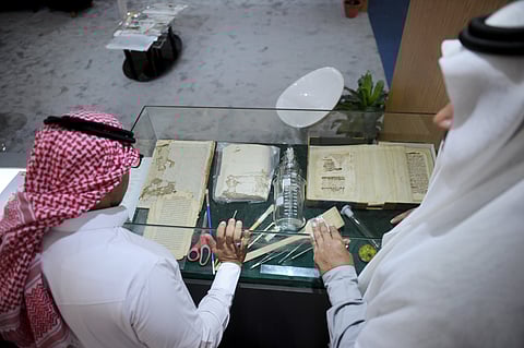 تعرف على قصة ترميم وثائق ومخطوطات تعود لأكثر من 900 عام