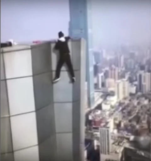 بالفيديو.. مغامر صيني يوثق لحظة سقوطه من الدور الأخير لناطحة سحاب!