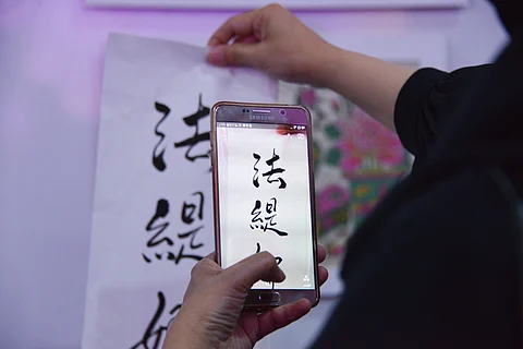 8 صينيين يبدعون في الرسم والنحت بمعرض جدة للكتاب
