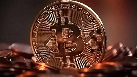 عملة إلكترونية أغلى من الذهب.. 6 أسباب تقود "البيتكوين" إلى الانفجار!