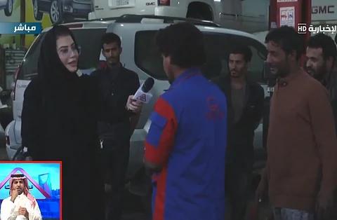 شاهد.. مذيعة سعودية تتجوَّل في الصناعية وتنقل للنساء مدى استعداد الورش لقيادتهن