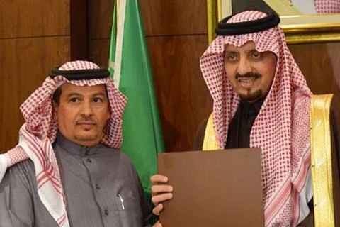 أمير عسير يكرم "أبو عبثان" الممثل المالي للمنطقة