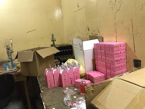 شاهد .. "التجارة" تضبط 265 ألف عبوة عطر مغشوش بالرياض