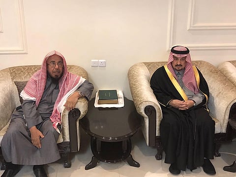أمير الرياض يقدم واجب العزاء للشيخ المطلق في وفاة شقيقه