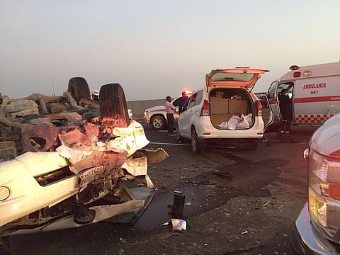 مصرع شخص وإصابة 5 آخرين بانقلاب سيارة بـ"خمرة جدة"