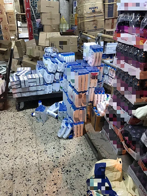 شرطة منفوحة و"التجارة" تضبطان مستودعاً لتخزين مواد نظافة مغشوشة