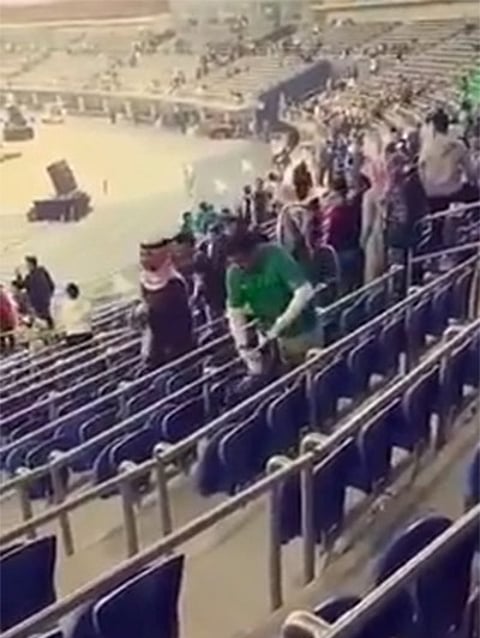 بالفيديو.. مشجِّع سعودي يقدِّم نموذجًا حضاريًّا مشرفًا في خليجي 23