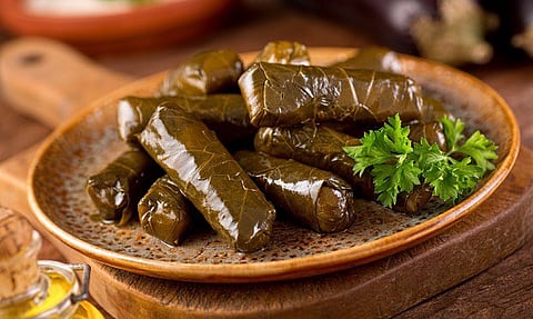 "عيال عزمي".. رهان على السعوديين بطله كويتي يحول حسابه لـ"متجر ورق عنب"!