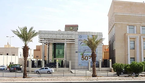 "مكافحة السرطان" توزع كتيبات توعوية حول المرض في عدة مستشفيات