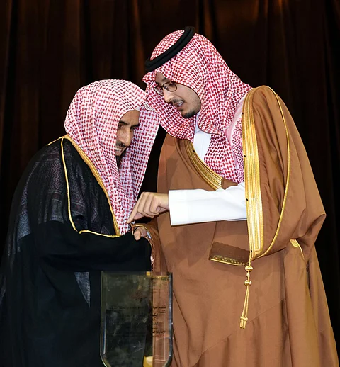 نائب أمير الشرقية يكرم رئيس مجلس أمناء جائزة الهاجري للتميز