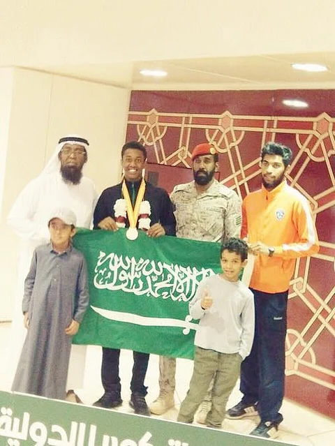 شاهد .. الرياض تستقبل اللاعب "الرويلي" بطل ذهبية لعبة الجودو