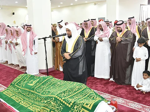 أمير منطقة جازان بالنيابة يؤدي صلاة الميت على الشهيد "التويتي"