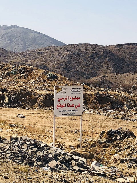 رغم وجود اللوحة التحذيرية.. النفايات تزعج زوار وساكني "نصبة الباحة"