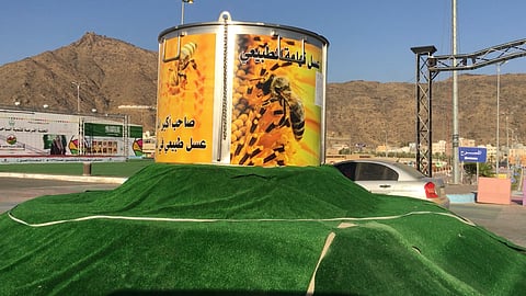 شاهد.. مواطن بعسير يصنع أكبر إناء للعسل في العالم