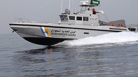 حرس الحدود بتبوك يضبط مخالفًا لممارسته الصيد دون تصريح وبحوزته أسماك مصيدة