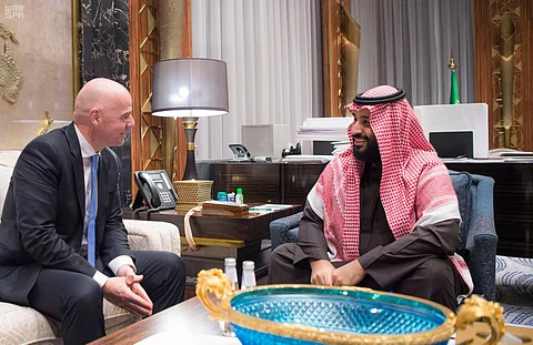 ولي العهد يلتقي رئيس الاتحاد الدولي لكرة القدم ويستعرضان مبادرات "الفيفا"