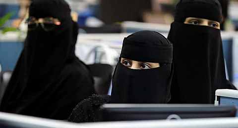 "نيويورك تايمز": الإيرانيات يحسدن السعوديات